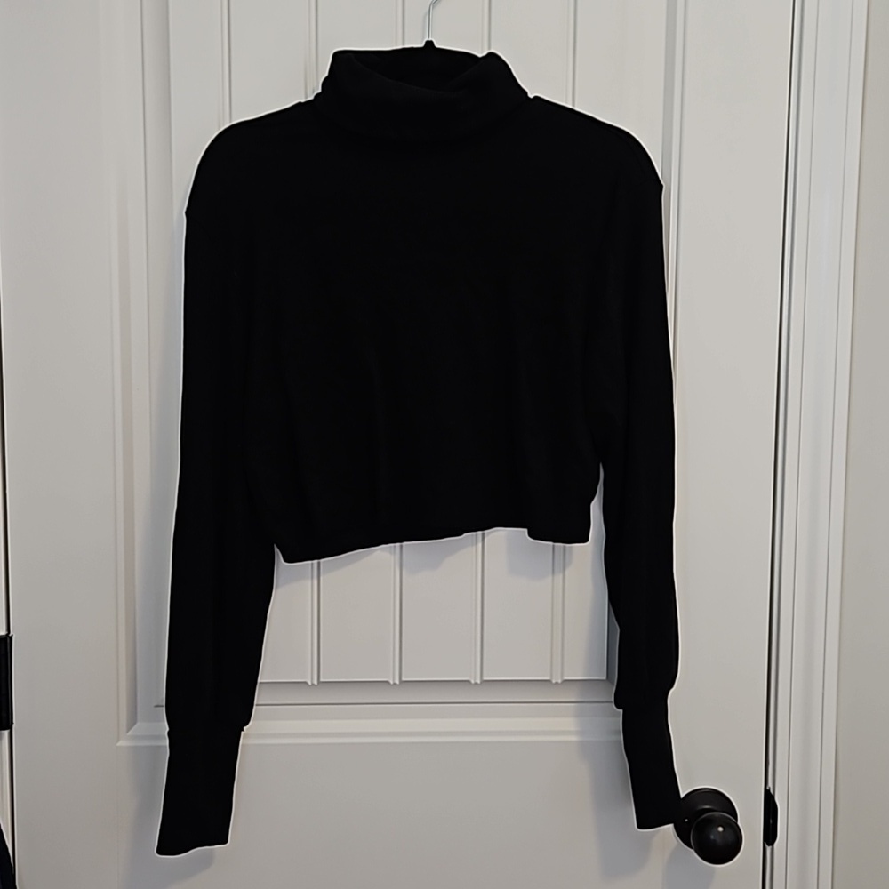 Forever 21 Turtles Neck Cropped Sweater Size L